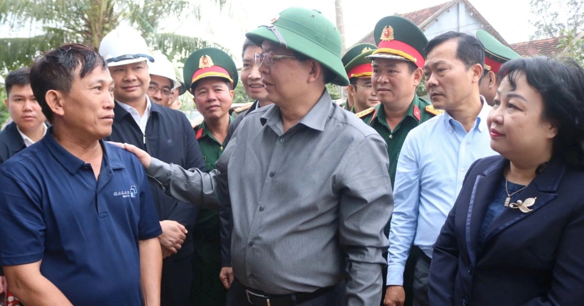 Phó Thủ tướng Hồ Quốc Dũng thăm người dân “rốn lũ” Hòa Thịnh