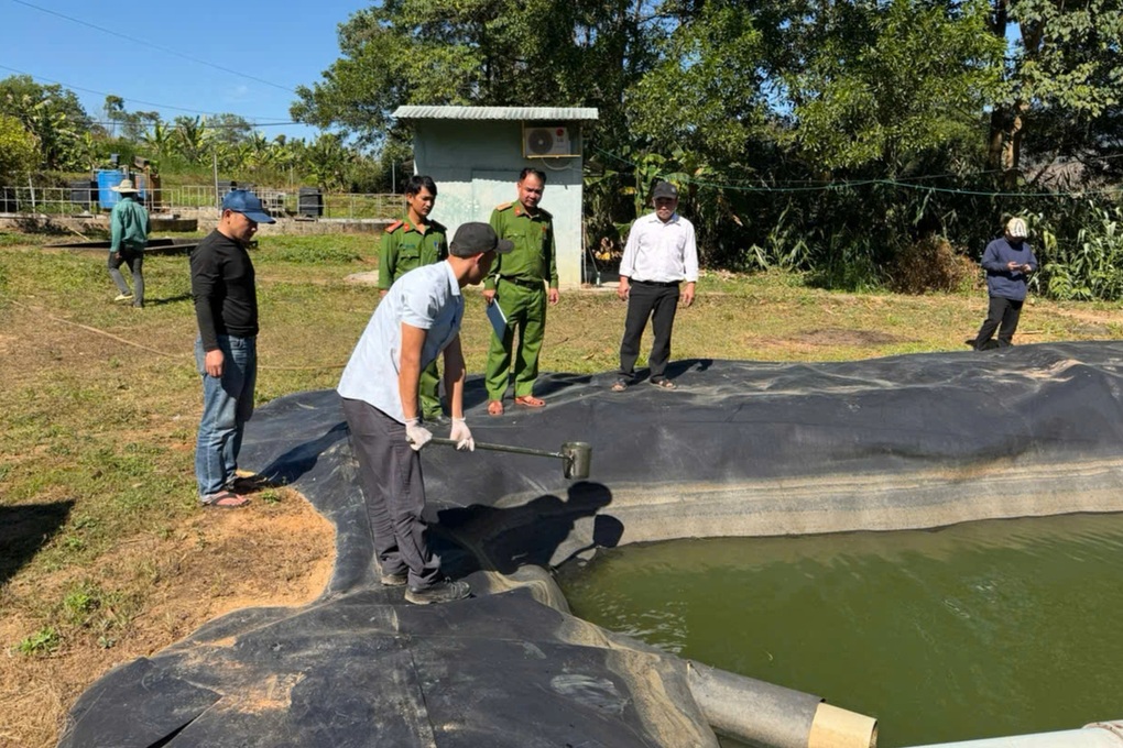 Cảnh sát vạch trần thủ đoạn 2 nhà máy chôn cống ngầm xả thải ra sông Pô Kô - 1 Cảnh sát vạch trần thủ đoạn 2 nhà máy chôn cống ngầm xả thải ra sông Pô Kô - 1