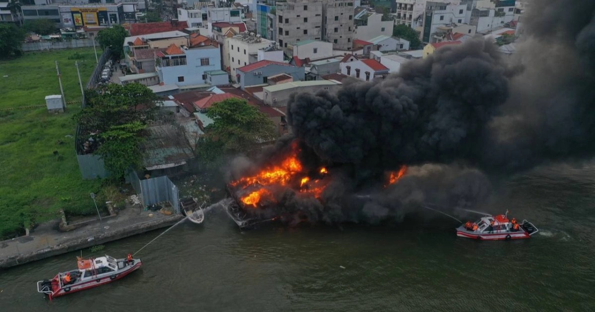 Cháy lớn, một du thuyền bị thiêu rụi trên sông Sài Gòn