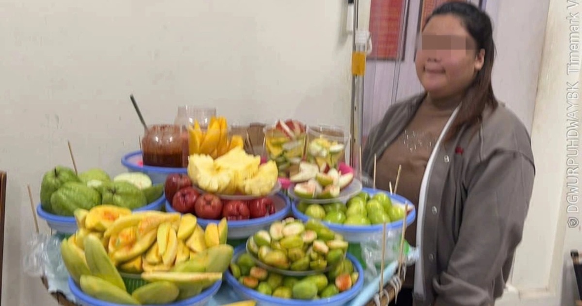 Người bán hoa quả trên vỉa hè phố cổ bị phạt sau khi lộ video “chặt chém”