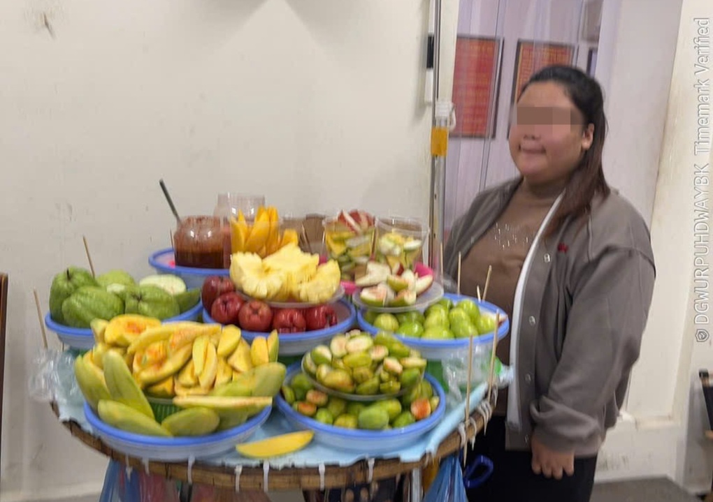 Người bán hoa quả trên vỉa hè phố cổ bị phạt sau khi lộ video chặt chém - 1