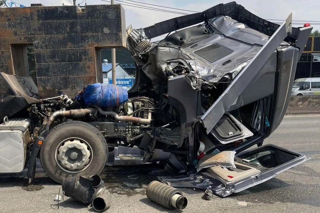 Xe đầu kéo phanh gấp khiến khối sắt đẩy sập cabin ở Đồng Nai - 1 Xe đầu kéo phanh gấp khiến khối sắt đẩy sập cabin ở Đồng Nai - 1