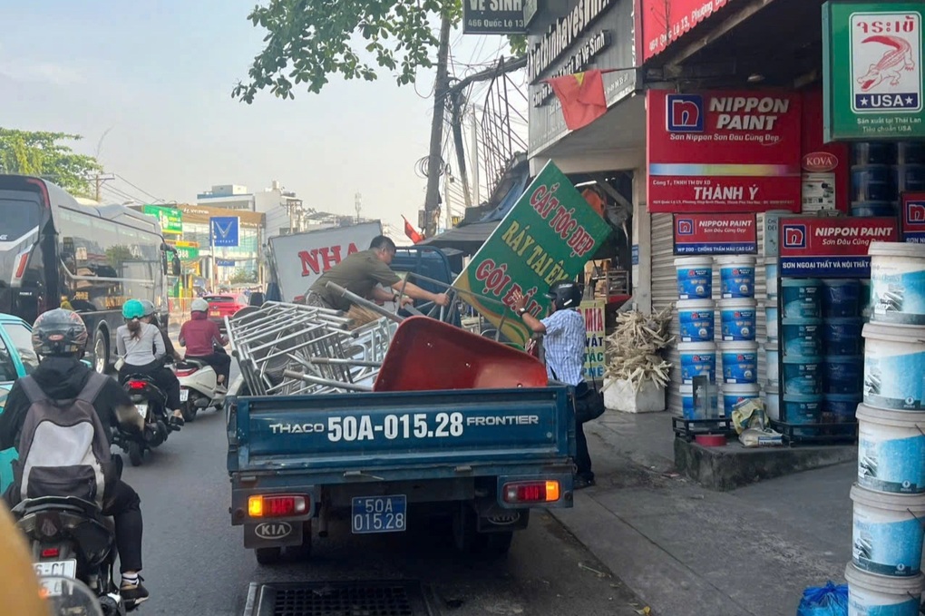 Công an TPHCM xử lý tình trạng vỉa hè ngổn ngang biển hiệu trên quốc lộ 13 - 2