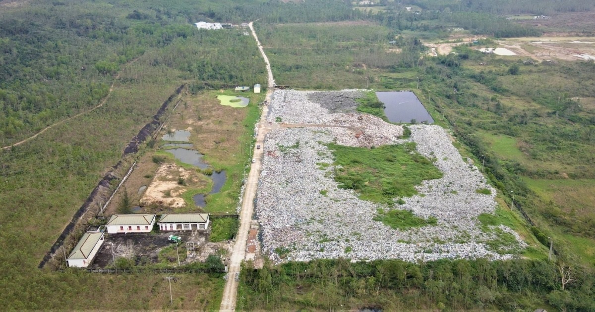 Khu xử lý rác quá “tuổi thọ”, dân mắc màn ăn cơm vì ruồi