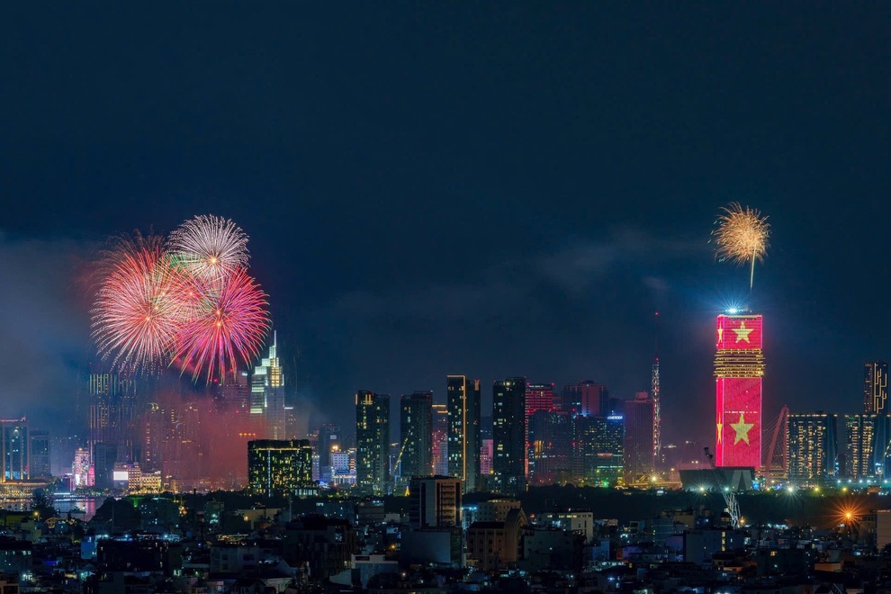 Saigon Marina IFC rực rỡ đêm pháo hoa với công nghệ ánh sáng hiện đại - 1