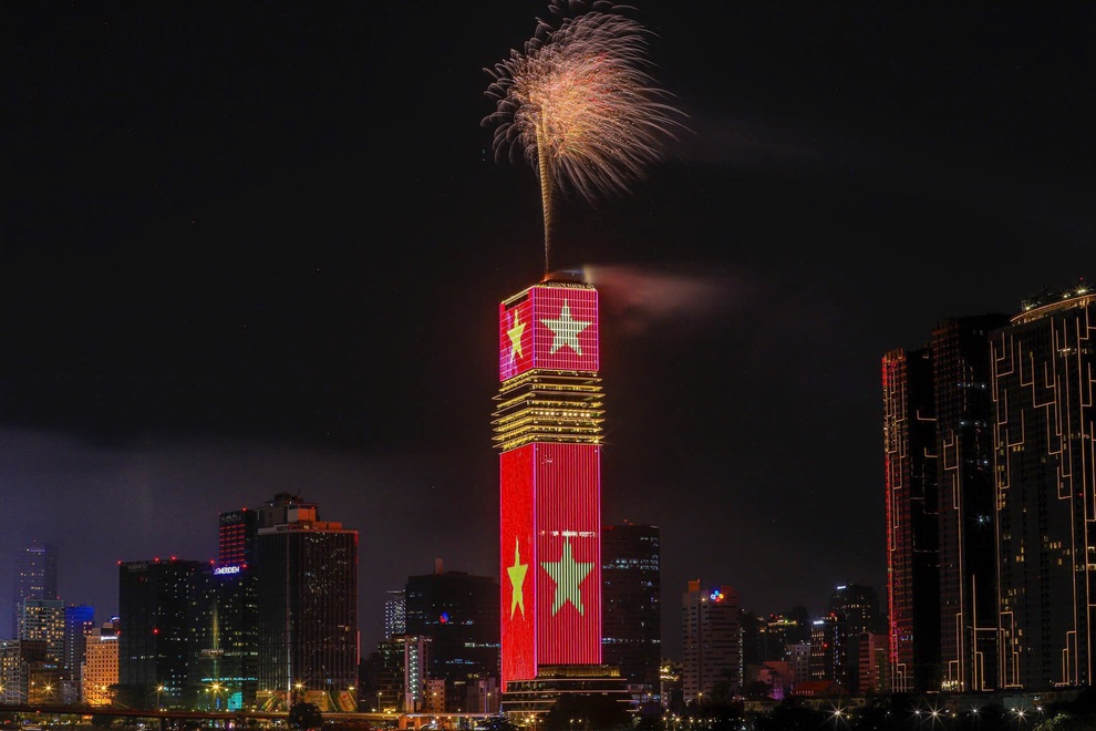 Saigon Marina IFC rực rỡ đêm pháo hoa với công nghệ ánh sáng hiện đại - 2