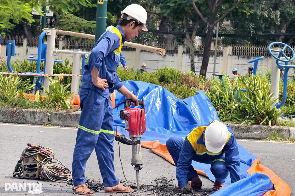 Mặt đường ven kênh Tàu Hũ ở TPHCM bị sụt lún - 2
