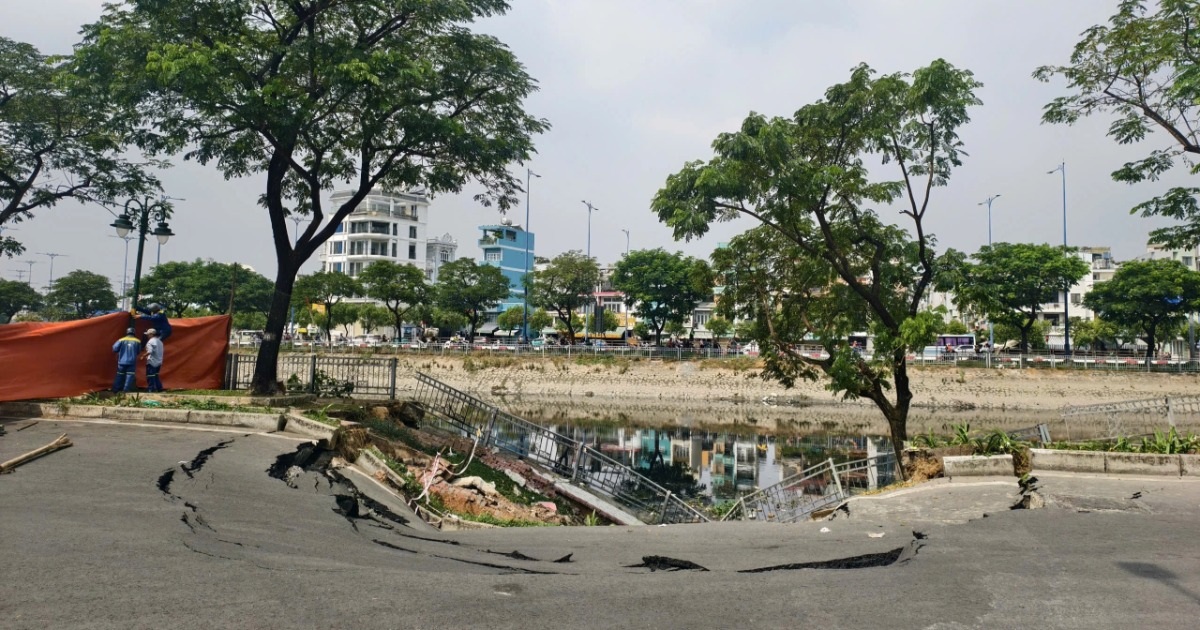 Mặt đường ven kênh Tàu Hũ ở TPHCM bị sụt lún