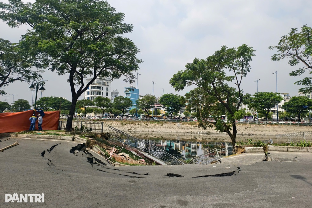 Mặt đường ven kênh Tàu Hũ ở TPHCM bị sụt lún - 1
