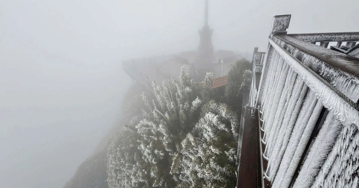 Đỉnh Fansipan -2 độ C, băng giá phủ trắng