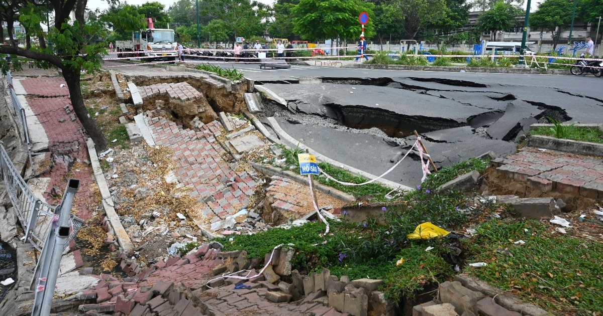 Đường ven kênh ở TPHCM nứt toác, sụp lún sát mép nước