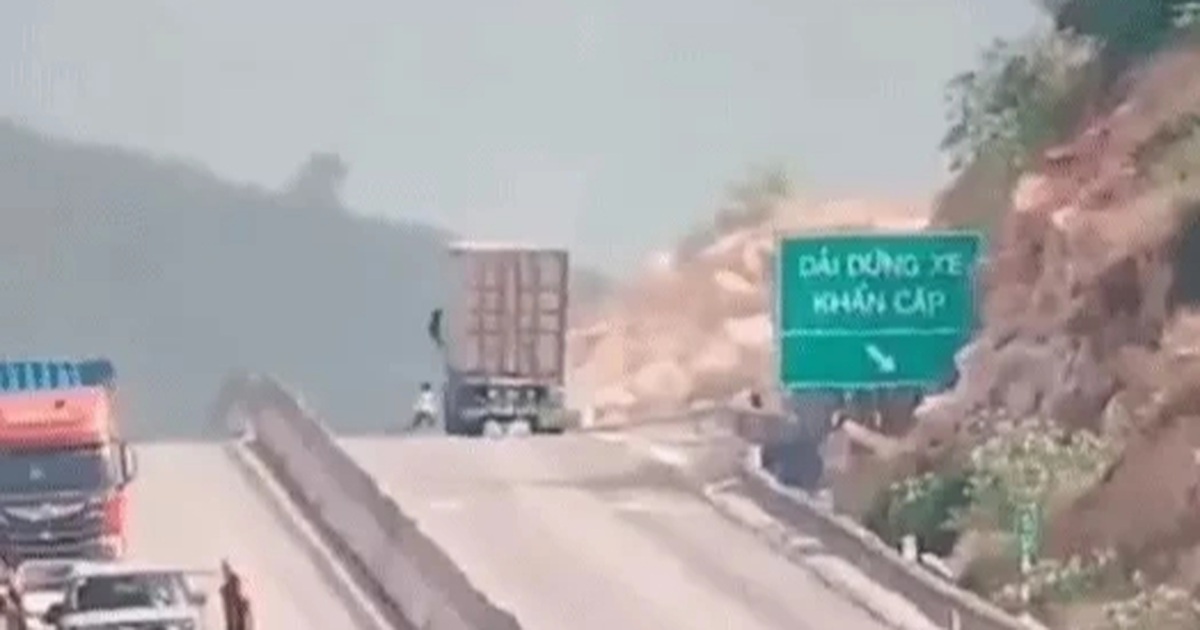 Nhóm thiếu niên chơi đùa trên cao tốc Cam Lâm – Vĩnh Hảo