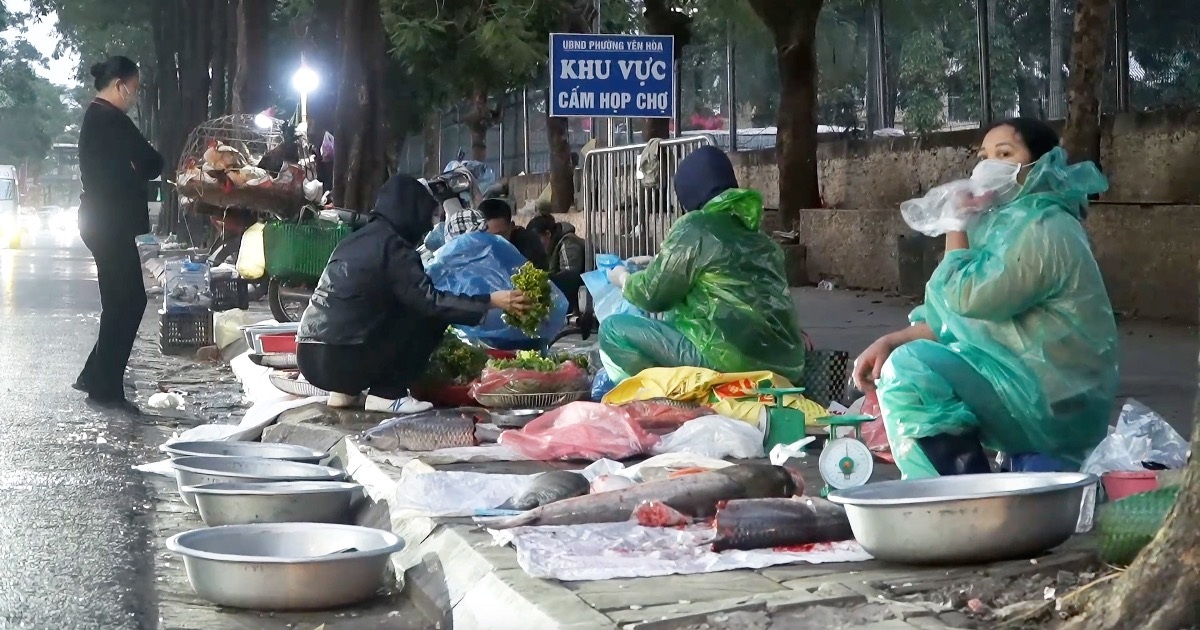 Chợ tạm, chợ cóc hoạt động trái phép, nhếch nhác giữa lòng Thủ đô