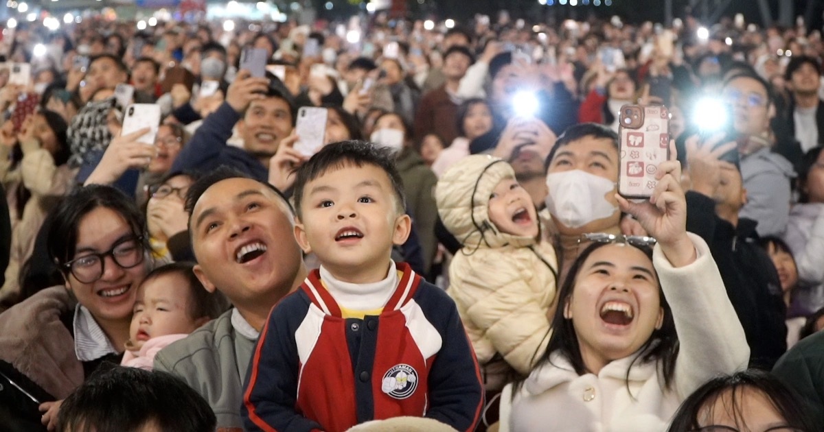 Vỡ òa cảm xúc trước màn pháo hoa lớn nhất lịch sử