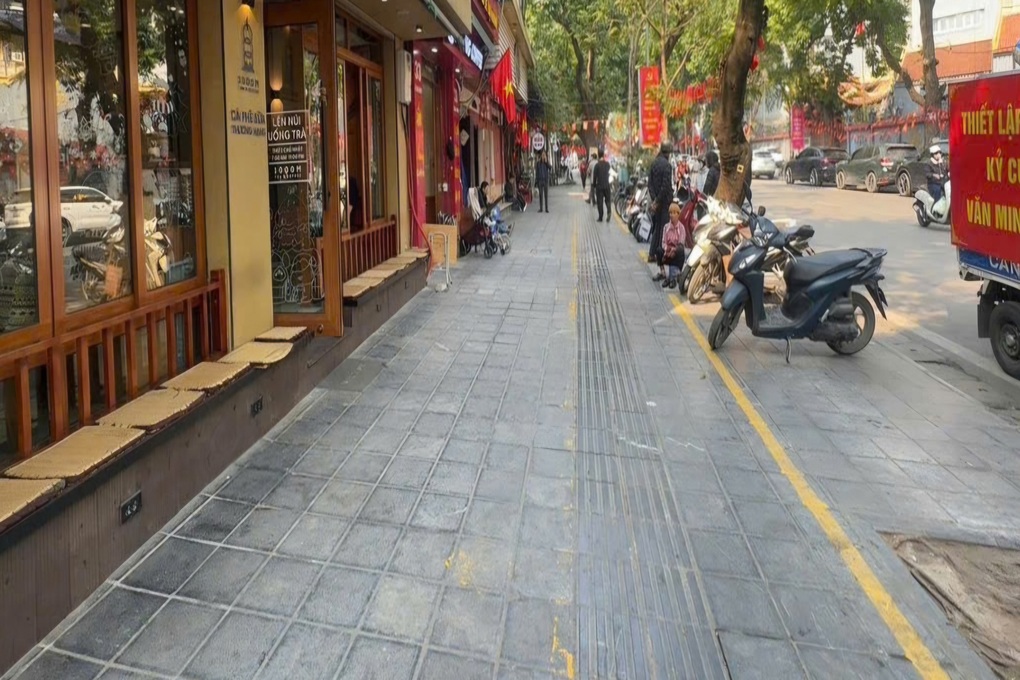 Camera AI bắt lỗi gần 300 trường hợp lấn chiếm vỉa hè Hà Nội - 1 Camera AI bắt lỗi gần 300 trường hợp lấn chiếm vỉa hè Hà Nội - 1