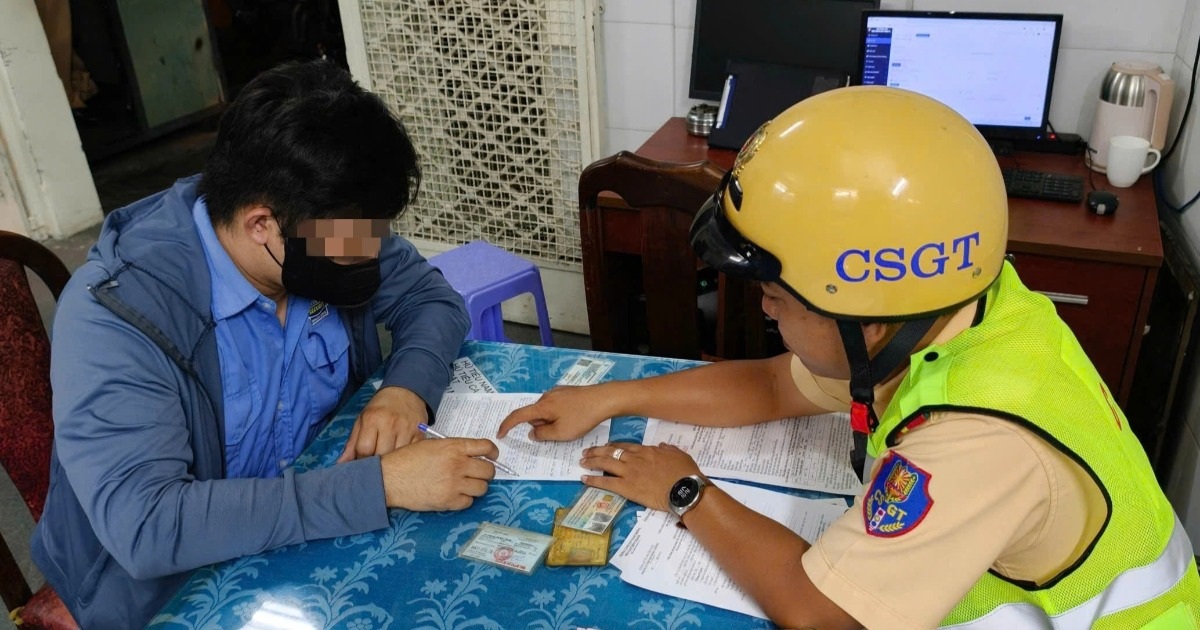 Buông cả hai tay khi lái xe, người đàn ông ở TPHCM bị tịch thu phương tiện