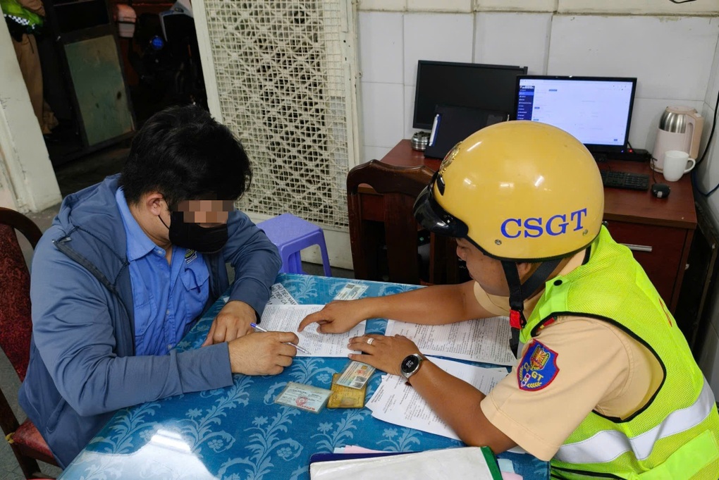 Buông cả hai tay khi lái xe, người đàn ông ở TPHCM bị tịch thu phương tiện - 1