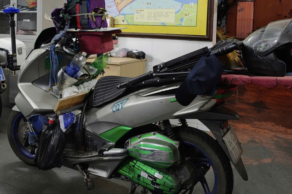 Buông cả hai tay khi lái xe, người đàn ông ở TPHCM bị tịch thu phương tiện - 2