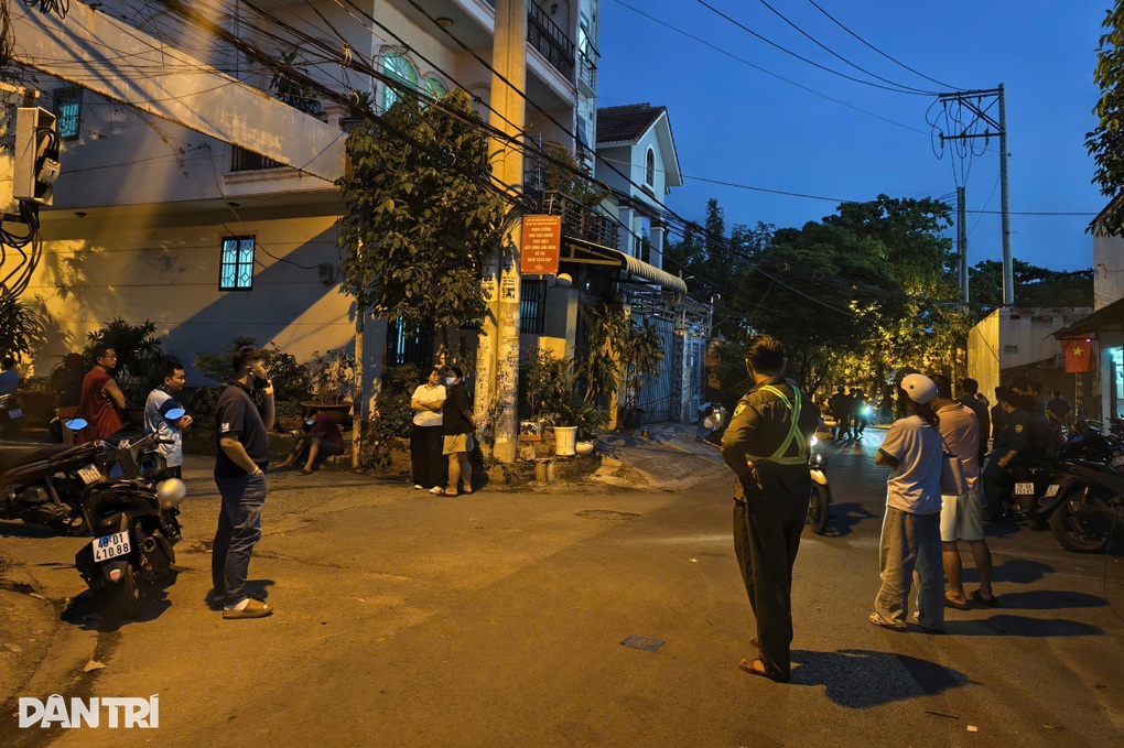 Cả xóm hoảng hốt sơ tán khi du thuyền trên sông Sài Gòn bị cháy - 3