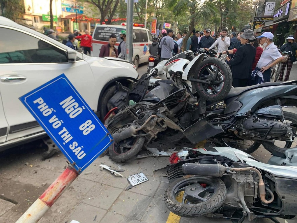 Nữ tài xế ô tô tông liên hoàn nhiều xe máy ở Hà Nội - 2 Nữ tài xế ô tô tông liên hoàn nhiều xe máy ở Hà Nội - 2