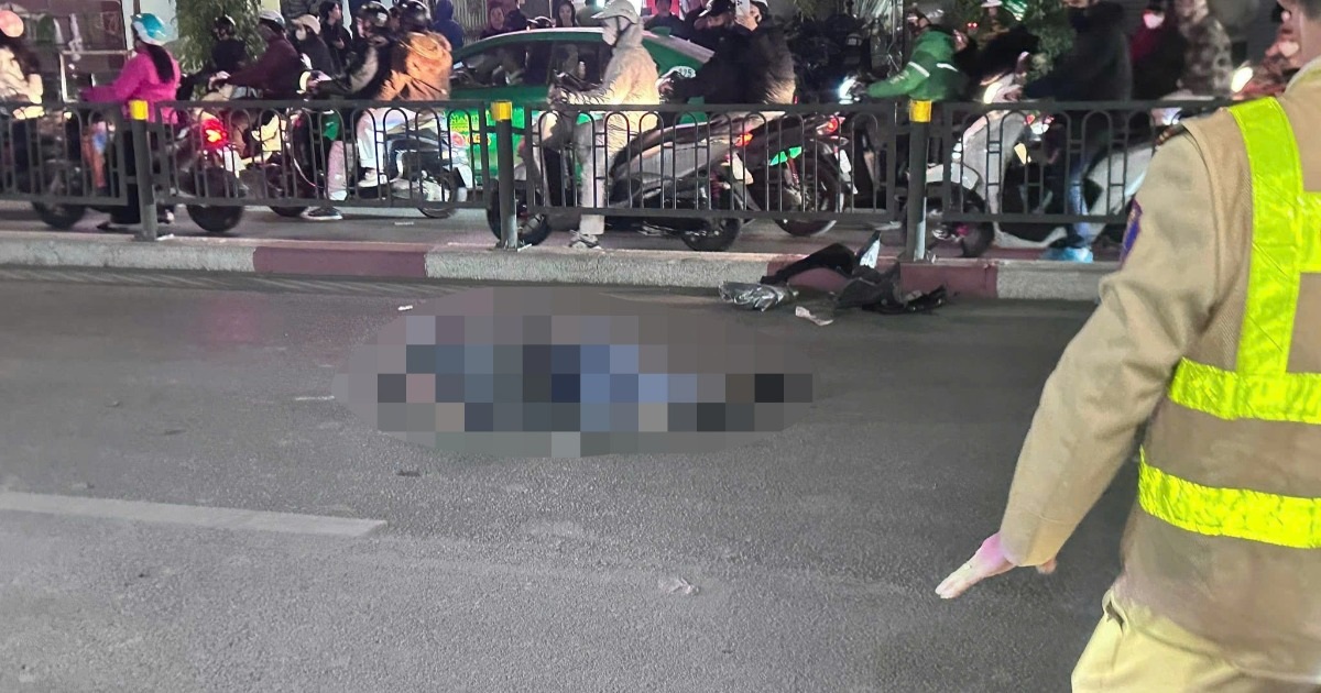 Tài xế xe máy nghi bị ô tô tông, kéo lê tử vong trên đường ở Hà Nội