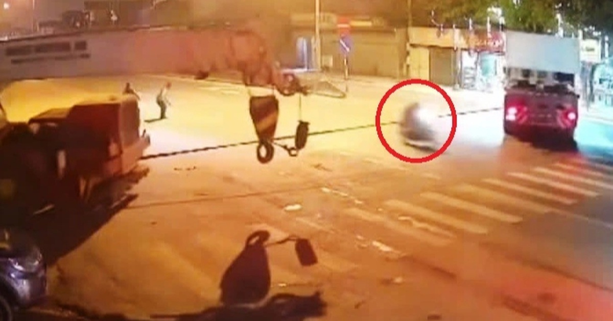 Vướng dây cáp nối hai xe cẩu, nam thanh niên ngã ra đường tử vong