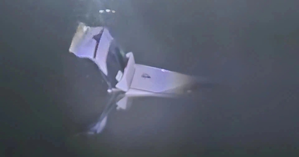 Ô tô lao xuống sông Nhuệ chìm nghỉm, tài xế kịp thoát ra ngoài