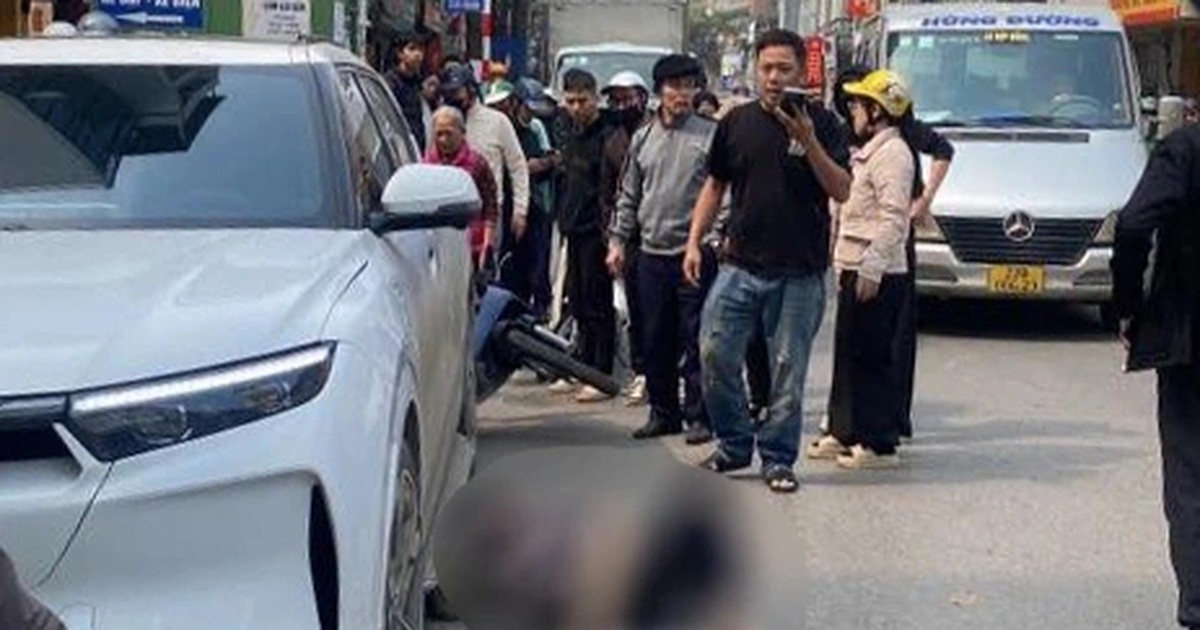 Hai người thương vong nghi do ô tô lùi trúng trên phố ở Hà Nội