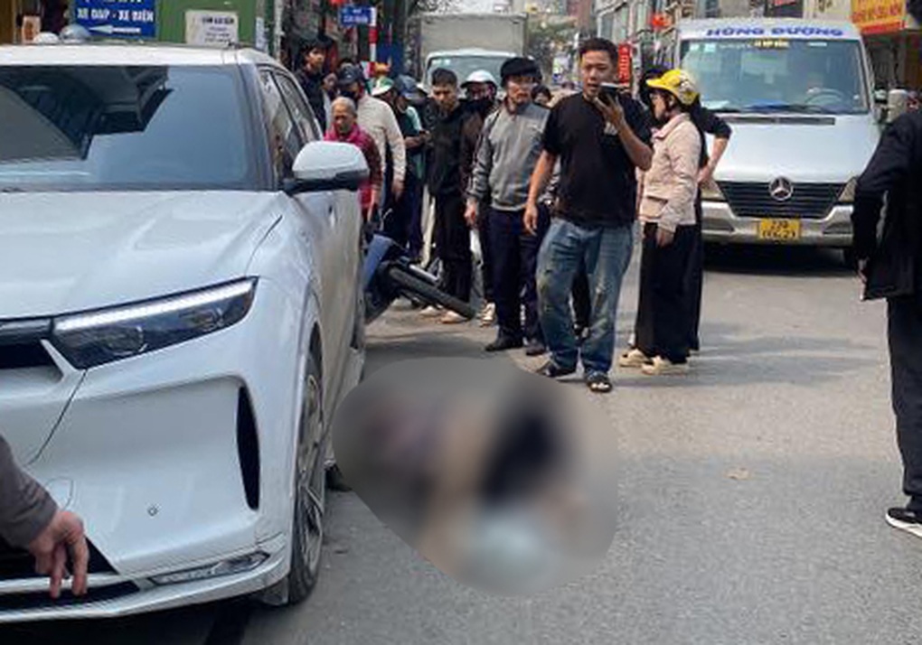 Hai người thương vong nghi do ô tô lùi trúng trên phố ở Hà Nội - 1