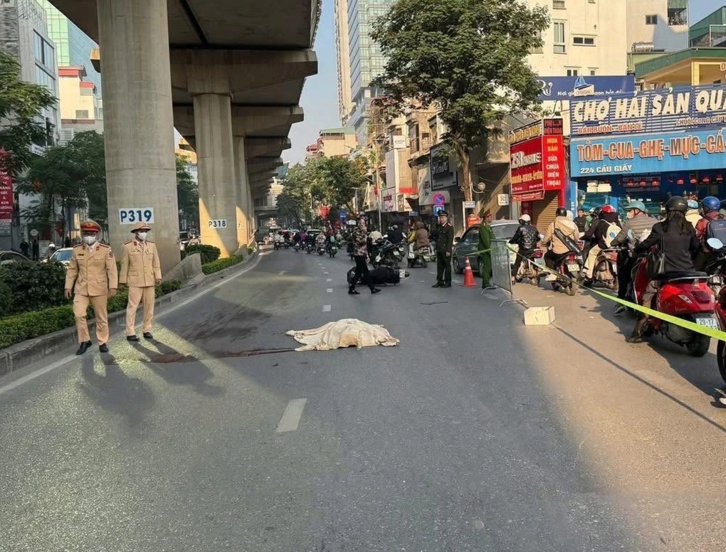 Vượt xe máy rồi ngã ra đường, nam thanh niên bị ô tô cán tử vong - 1