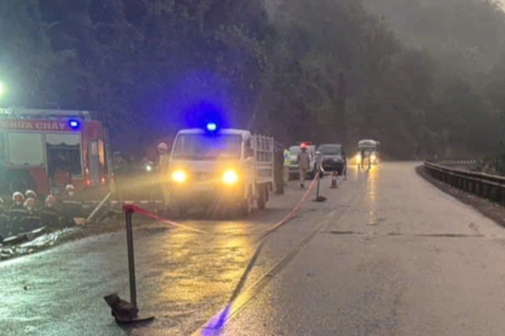 Xe khách lao xuống cống ở Sơn La, 3 người tử vong - 1