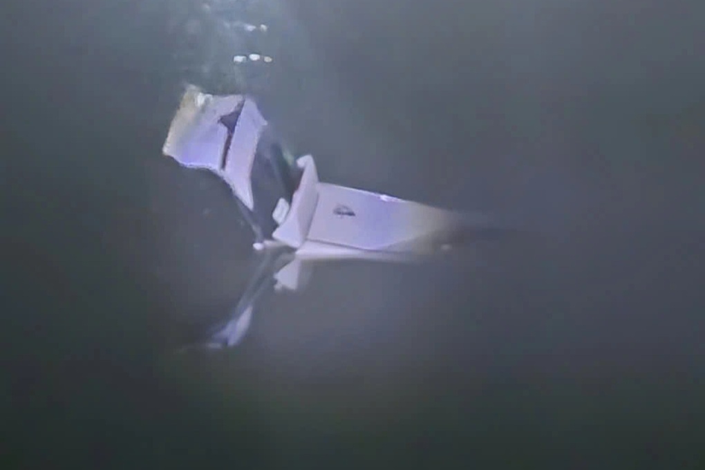 Ô tô lao xuống sông Nhuệ chìm nghỉm, tài xế kịp thoát ra ngoài - 1