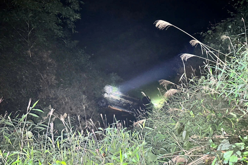 Ô tô chở 4 người rơi xuống suối, 2 người tử vong - 1 Ô tô chở 4 người rơi xuống suối, 2 người tử vong - 1