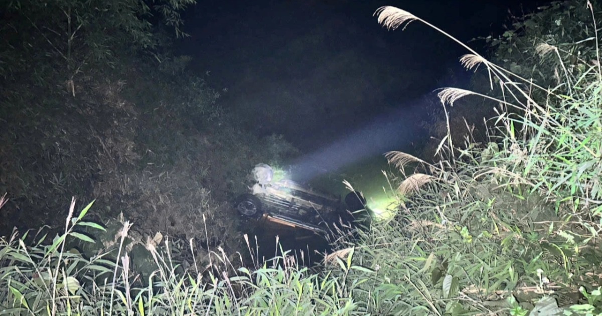 Ô tô chở 4 người rơi xuống suối, 2 người tử vong