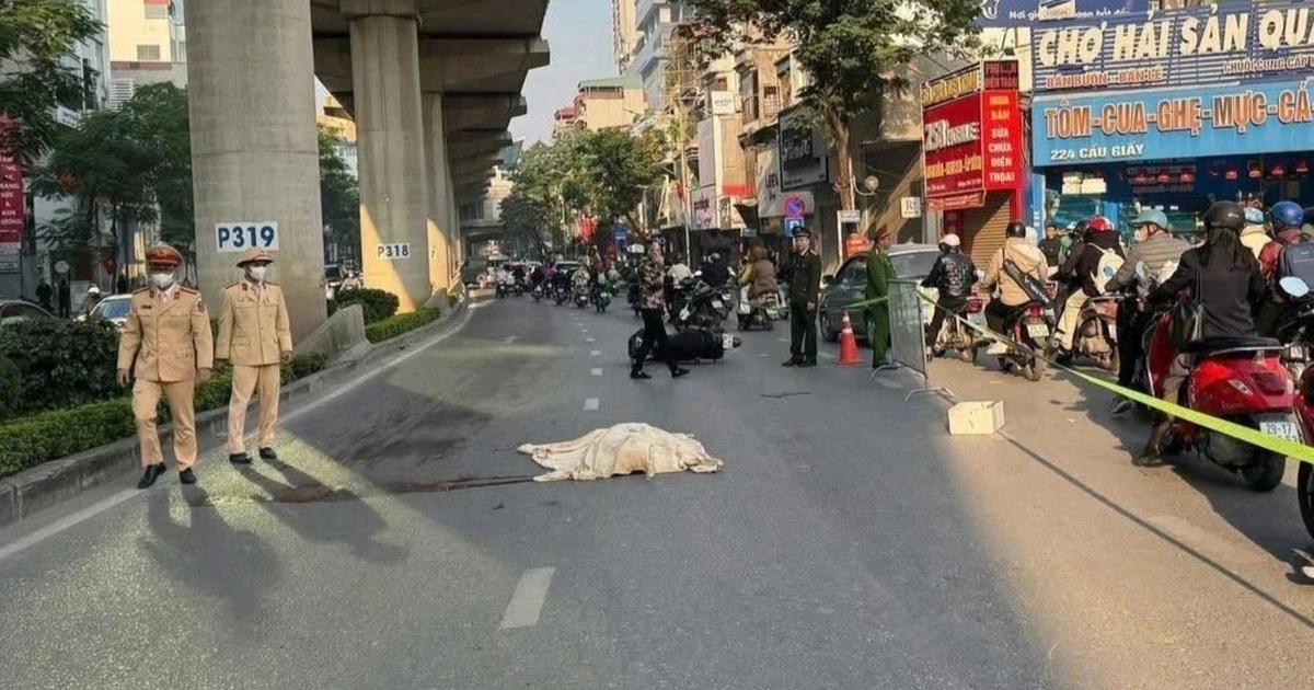 Vượt xe máy rồi ngã ra đường, nam thanh niên bị ô tô cán tử vong