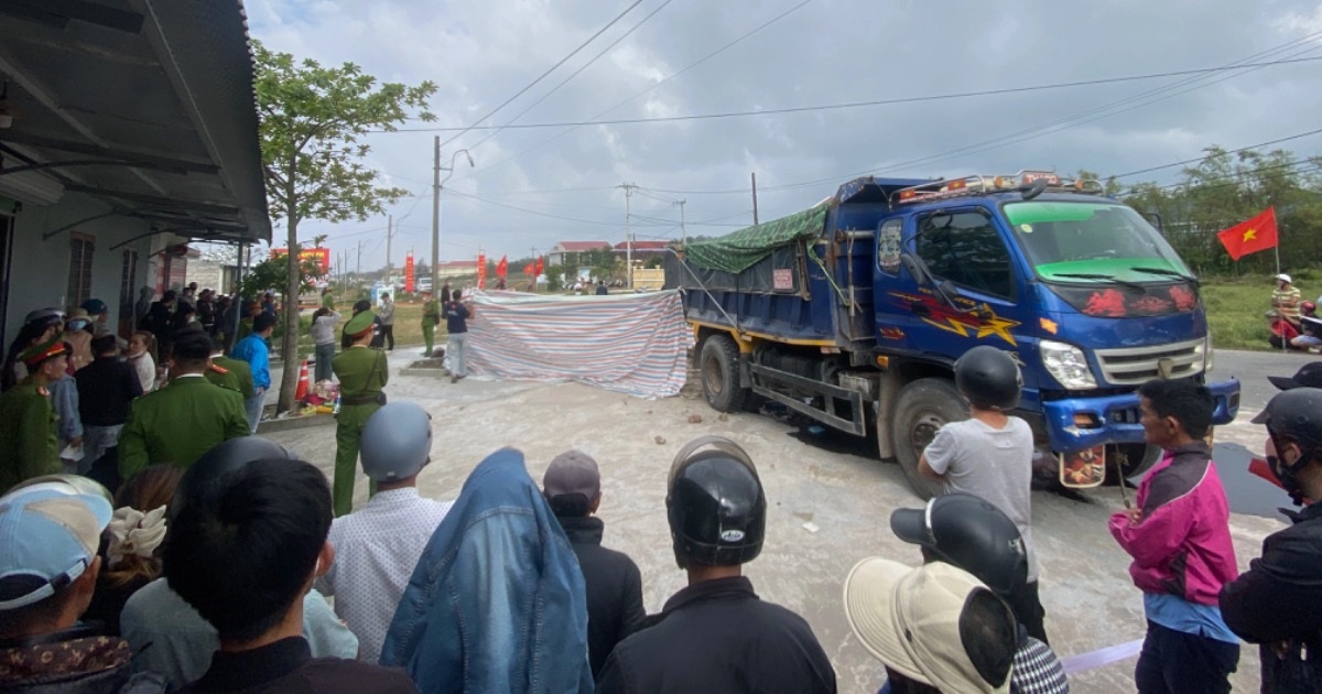 Ô tô tải tông nhiều xe điện của học sinh và xe máy, 4 người thương vong