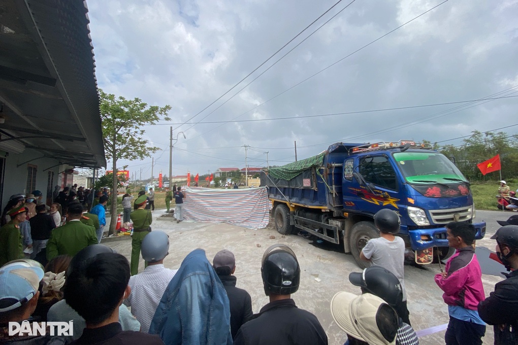 Vụ ô tô tải tông nhiều xe điện của học sinh: Gặp nạn cách trường 100m - 1