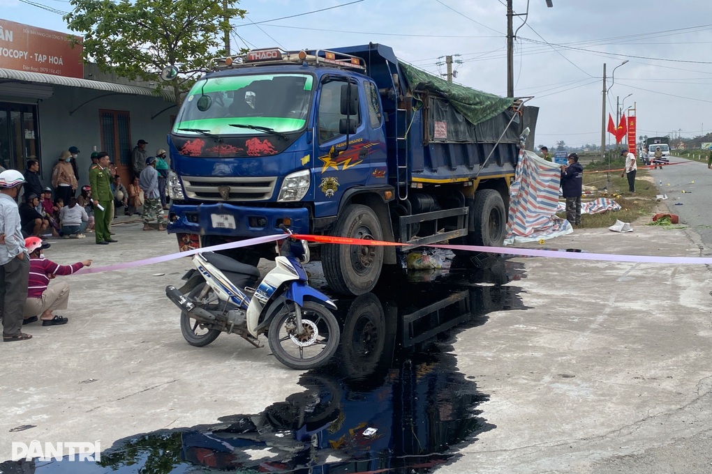 Ô tô tải tông nhiều xe điện của học sinh và xe máy, 4 người thương vong - 2