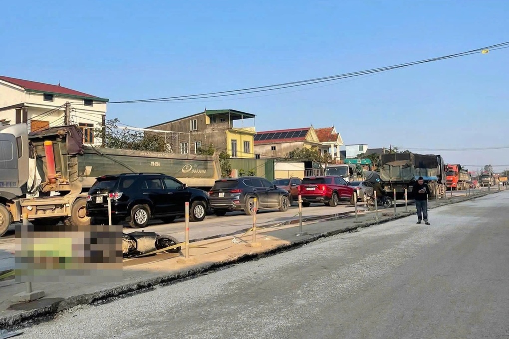 Xe máy va chạm với ô tô đầu kéo, 2 bà cháu tử vong - 1 Xe máy va chạm với ô tô đầu kéo, 2 bà cháu tử vong - 1