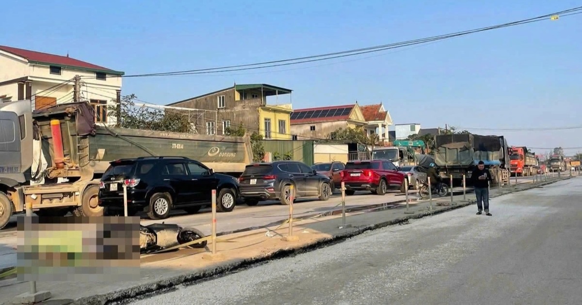 Xe máy va chạm với ô tô đầu kéo, 2 bà cháu tử vong