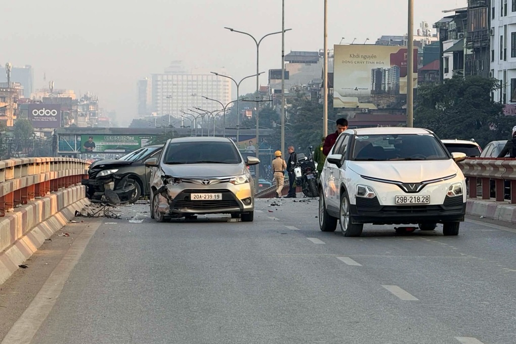Nữ tài xế gây tai nạn liên hoàn trên cầu vượt, một người tử vong - 2