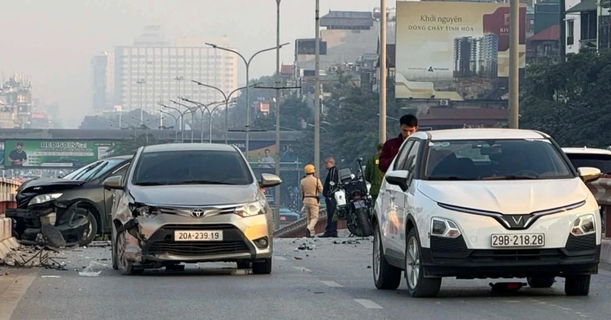 Nữ tài xế gây tai nạn liên hoàn trên cầu vượt, một người tử vong