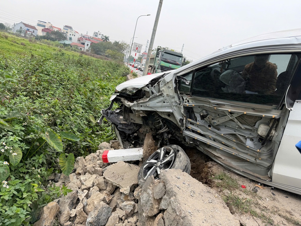 Bốn ô tô va chạm liên hoàn ở Hà Nội, 3 xe hư hỏng nặng - 1