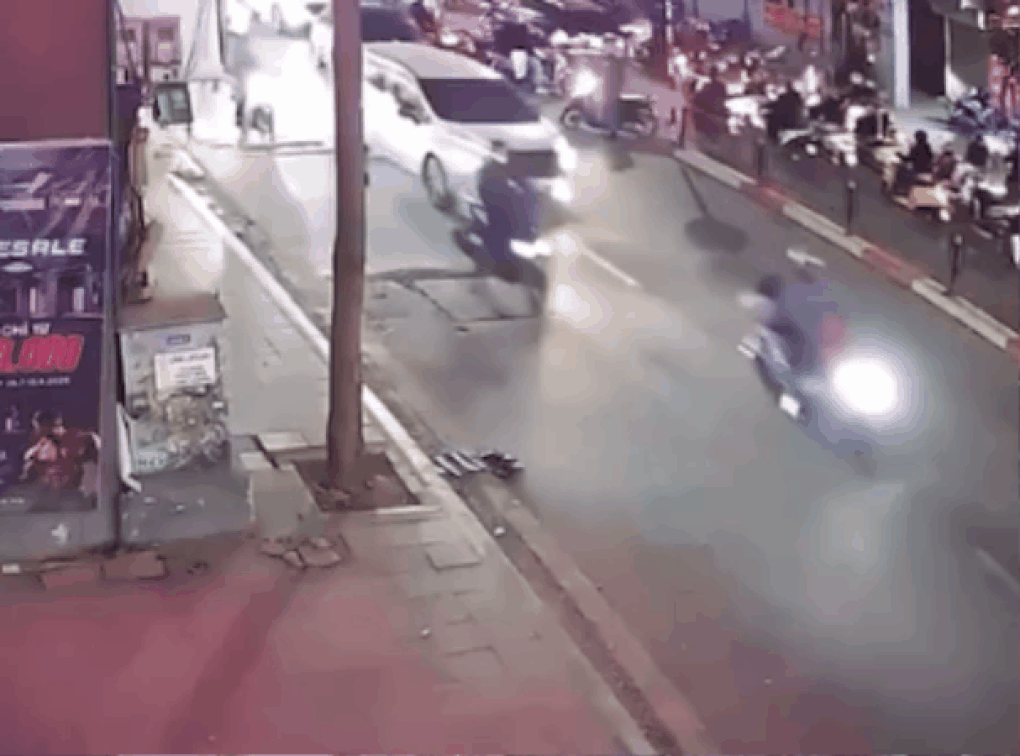 Tài xế xe máy nghi bị ô tô tông, kéo lê tử vong trên đường ở Hà Nội - 2