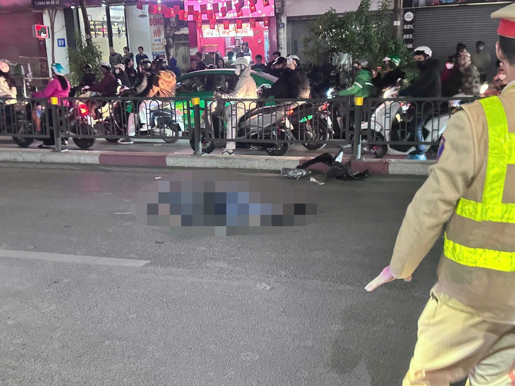 Tài xế xe máy nghi bị ô tô tông, kéo lê tử vong trên đường ở Hà Nội - 1