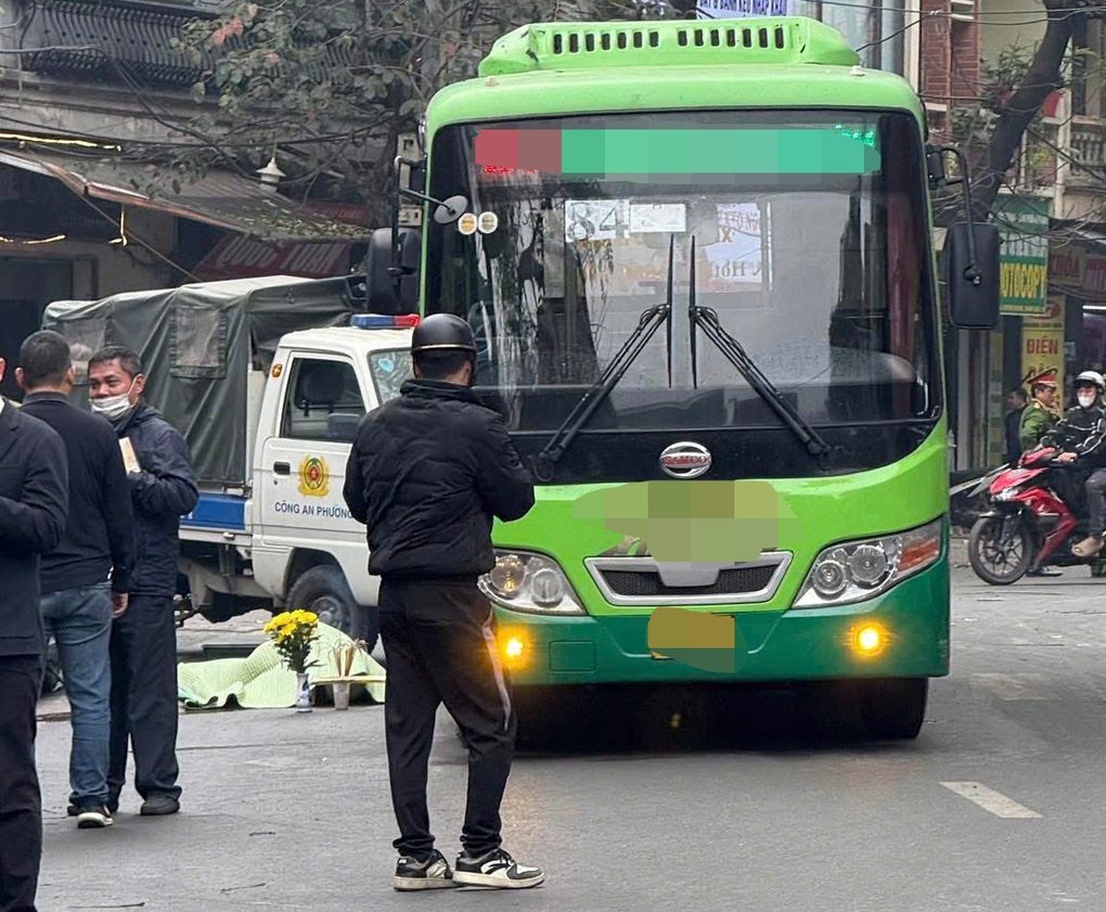 Va chạm với xe buýt, cô gái điều khiển xe máy điện tử vong tại chỗ - 1 Va chạm với xe buýt, cô gái điều khiển xe máy điện tử vong tại chỗ - 1