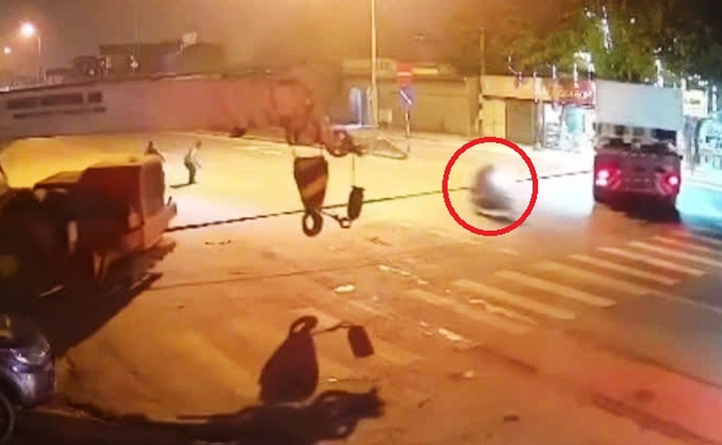 Vướng dây cáp nối hai xe cẩu, nam thanh niên ngã ra đường tử vong - 1