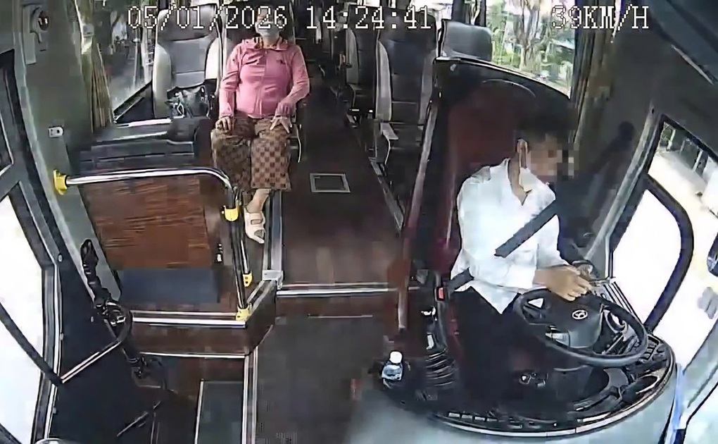 Hành khách hoảng loạn vì tài xế rời tay lái bấm điện thoại, dẫn đến đụng xe - 2