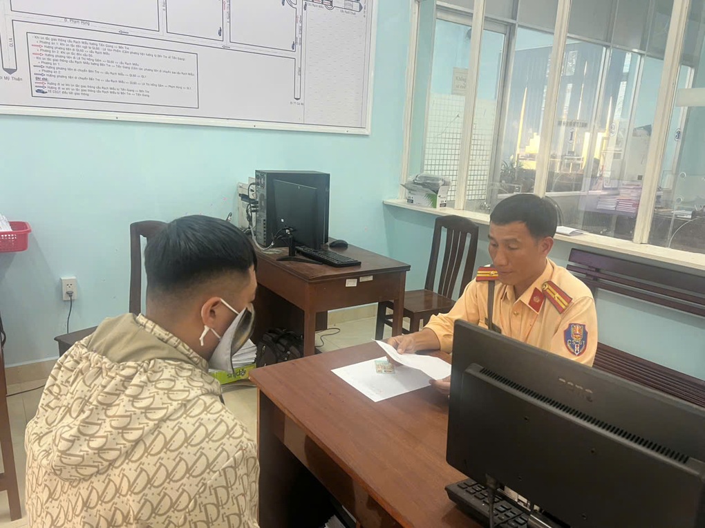 Hành khách hoảng loạn vì tài xế rời tay lái bấm điện thoại, dẫn đến đụng xe - 1