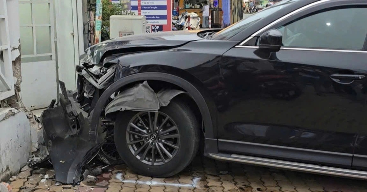 Ô tô húc văng 5 xe máy rồi lao lên vỉa hè ở TPHCM